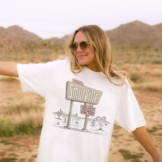 📖 SmutVille Desert Sign Graphic Tee – Funny Bookish Aesthetic T-Shirt